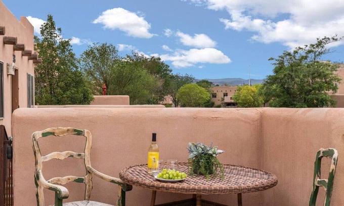 Southside Condominio | Steps to Meow Wolf, Local Breweries