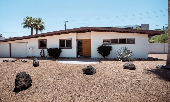 Entertainment District Casa | Steps To Oldtown Scottsdale-Putting Green-Gas Fire Pit-Gas BBQ-Arcade Games