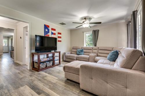 Douglasville Casa | Steps to Playground Family Home in Douglasville!