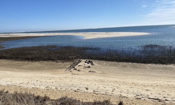 Chatham Condominio | Steps to Private Association Beach. End Unit Condo at Outermost Harbor.
