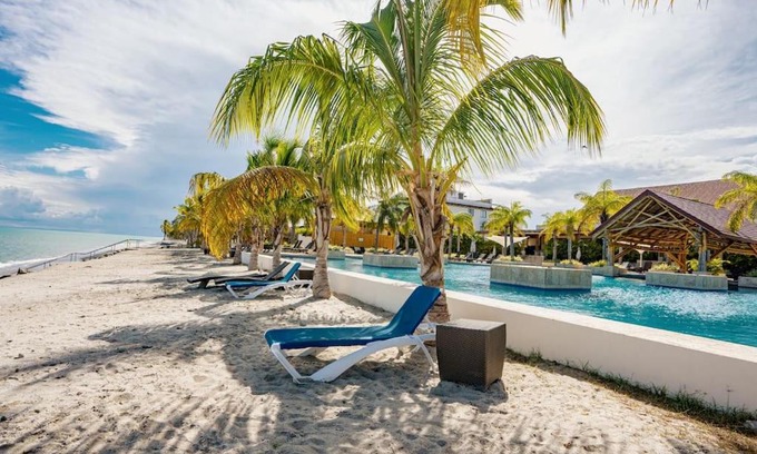 Playa Blanca Apartamento | Steps to Puntarena Beach Club and Restaurants - Amazing Location - Sleeps 9