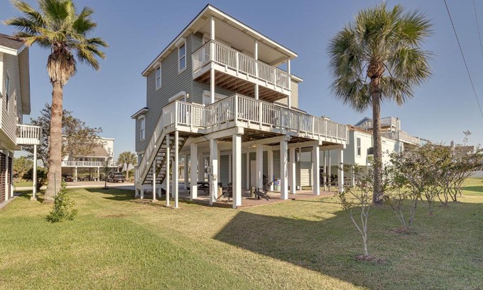 Pirates Beach Casa | Steps to Sand Pirates Beach House in Galveston!