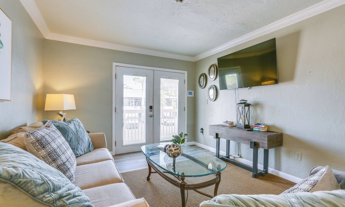 Mid Island Condominio | Steps to Shore: Cozy Condo in Fort Myers Beach!