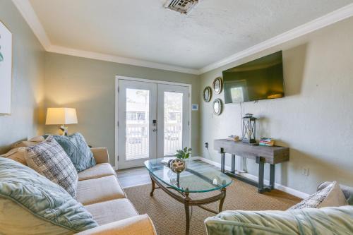 Mid Island Apartamento | Steps to Shore Cozy Condo in Fort Myers Beach!