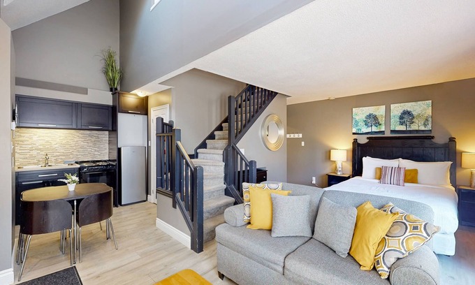 Craigleith Casa | Ski-in/out condo with fireplace & deck + seasonal pool access, hot tub, & tennis