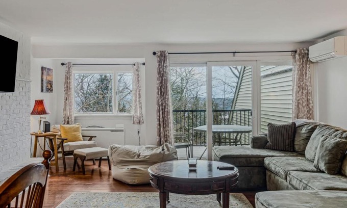 West Hartford Casa | Steps to Ski Trail Fireplace - Kingswood 1B