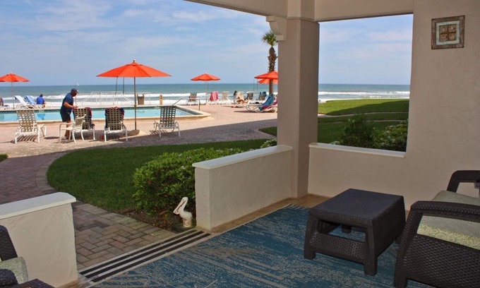 New Smyrna Beach Condominio | Pasos a la cubierta de la piscina sur, la piscina y el océano desde esta planta baja, tres dormitorios, tres baños para 8 personas.