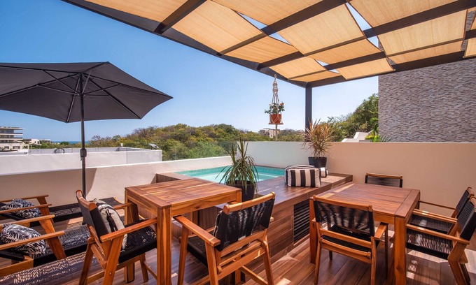 Crucecita Condominio | Steps to the beach with private plunge pool and rooftop terrace in Arrocito