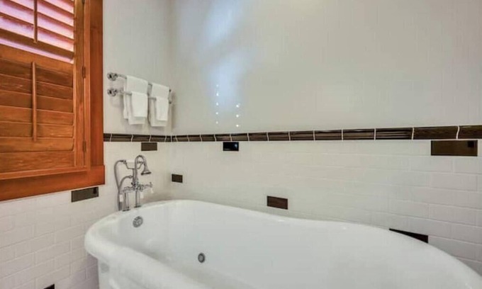 Calistoga Hotel | Steps to Tasting Rooms! Romantic Wine Country Escape w/ Jetted Tub and Fireplace