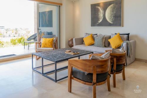 La Paz Casa | Steps to Tennis and the Beach Shared Pool and Gym