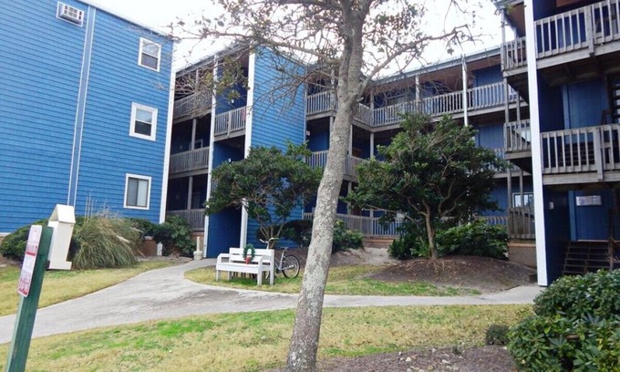 McCutcheon Field Condominio | Steps to the Beach! Just “Wait-N-Sea” what this condo has to offer!