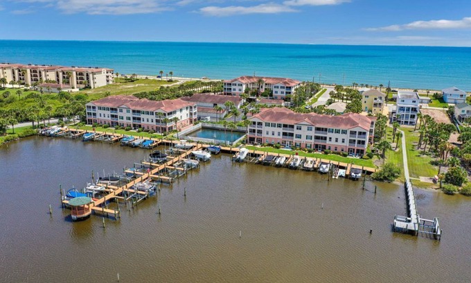 Flagler Beach Condominio | (FCLBTR12374) Pasos hacia el Océano Atlántico y el condominio que admite mascotas