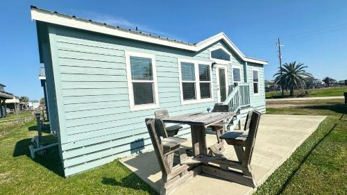 Crystal Beach Casa | Steps to The Beach -Family Friendly -Sleeps 6
