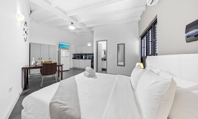 Esmeralda Apartamento | Steps to the Beach | Stylish Equipped Getaway | Perfect For Two.