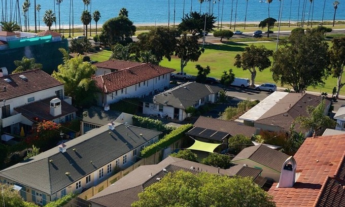 East Beach Cabaña | Pasos a la arena: con vistas a la playa y un patio privado cercado; Ideal para familias