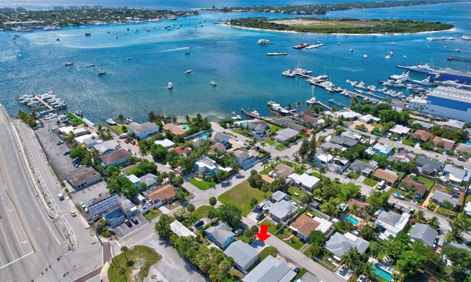 Riviera Beach Casa | Steps to the water! 🏝️