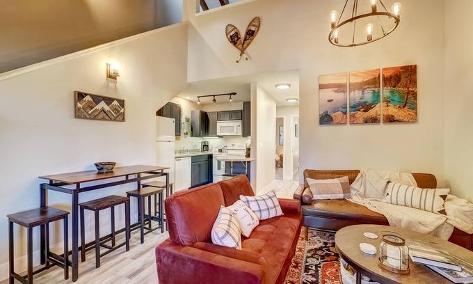 Tahoe Village Condominio | Steps to trails & Stagecoach lift. Minutes to the Lake & Heavenly Village.