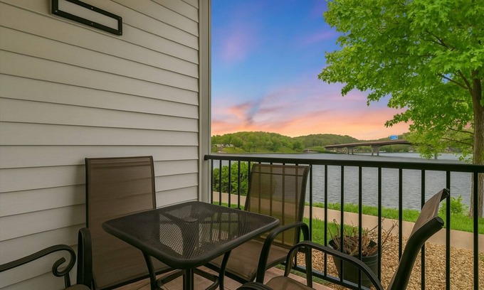 Camdenton Condominio | Steps to Water, Serene View, Updated Condo Family Fun w/ 3 Pools in Camdenton