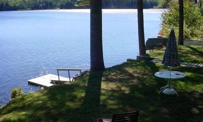 Damariscotta Cabaña | Pasos para sus 100 pies privados frente al lago - $ 800 / semana
