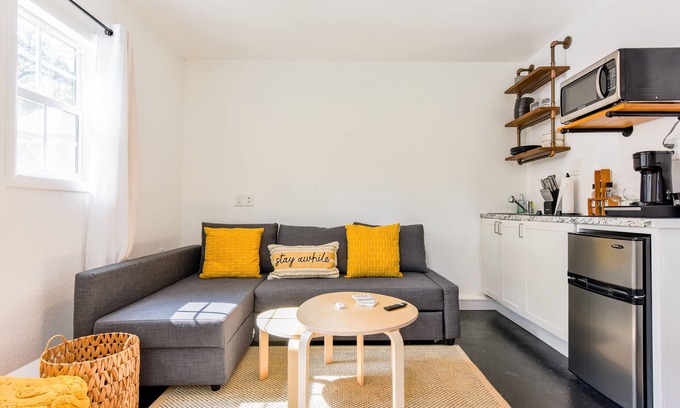 Arbolago Apartamento | Stewart Studio- Private yard and lake access