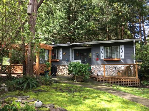 Galiano Casa | Sticks and Stones Cottage-Arbutus Grove
