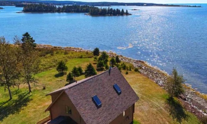 Halifax County Casa | Still Water Shores: Ostrea Oceanside Loghouse