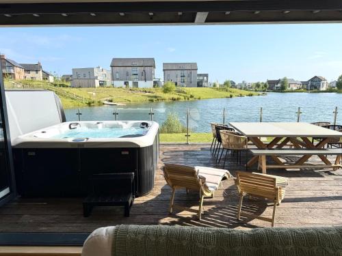 Holworth Casa | Still Waters - Luxury Lakeside Retreat with Hot Tub