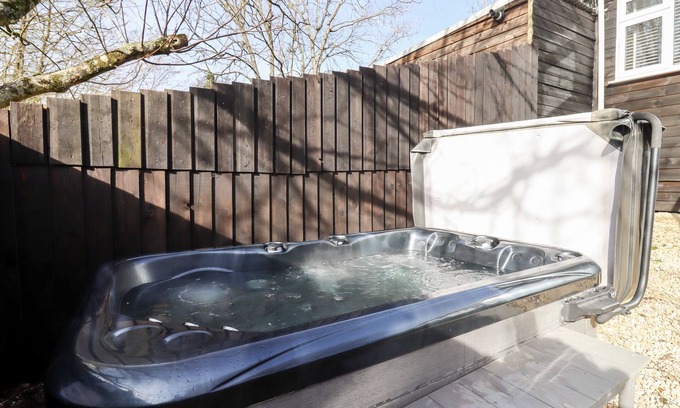 Blandford Saint Mary Cabaña | STILLNESS, pet friendly, with hot tub in Blandford Forum