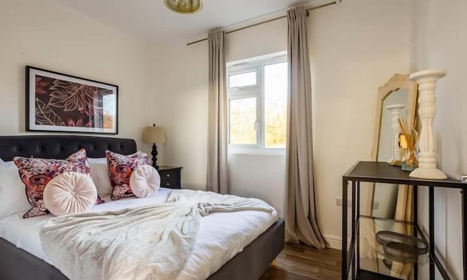 Blandford Saint Mary Cabaña | STILLNESS - SLEEPS 2 | HOT TUB | BBQ | PETS ALLOWED | WI-FI | SECLUDED PATIO