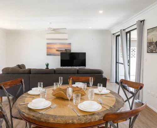 Broadbeach Waters Casa | Stillwater Getaway - Waterfront House with Pontoon