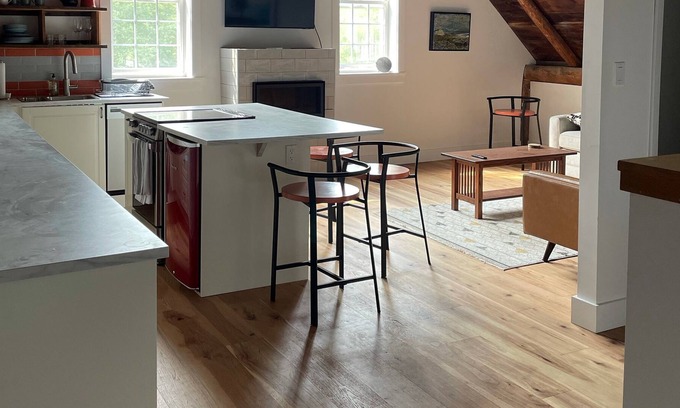 Prince Edward Casa | Stillwood Loft: rustic/modern barn apartment