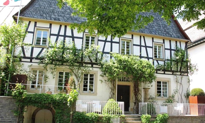 Burg Apartamento | Stilvolle Ferienwohnung mit Terrasse und Moselblick