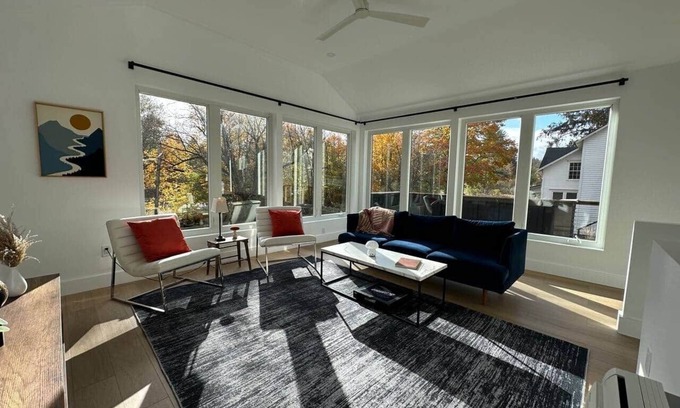 Stockbridge Casa | Fabulous In-town Stockbridge Pied-á-Terre, pet friendly!