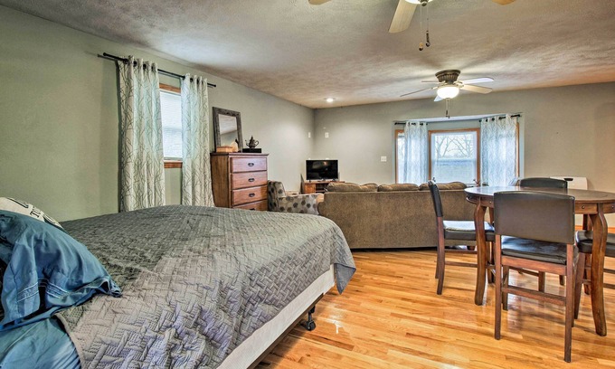 Umber View Heights Apartamento | ¡NUEVO! Stockton Lake Escape w / Kitchen, ½ Mi to Lake!