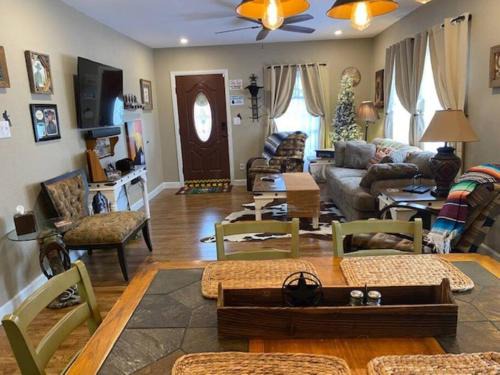 Fort Worth Casa | StockYards!-1 block away ! Cowboy Cottage sleeps 9