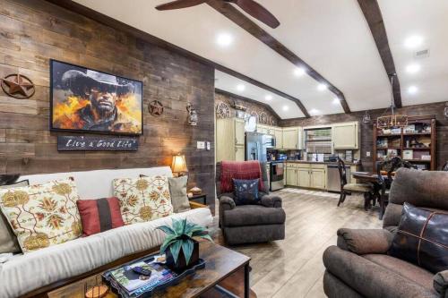 Fort Worth Casa | Stockyards 5 mins!-New!-Sleeps 8. Cowboy Bungalow