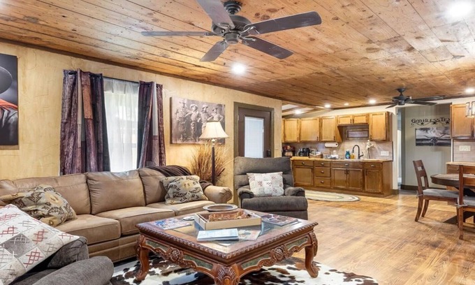 Fort Worth Casa | Stockyards Cowboy Lodge - 1/8 mi to Stockyards-Sleeps 10 to 21 !—TCU nearby
