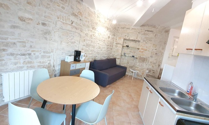 Barjac Apartamento | Stone apartment in the heart of Barjac