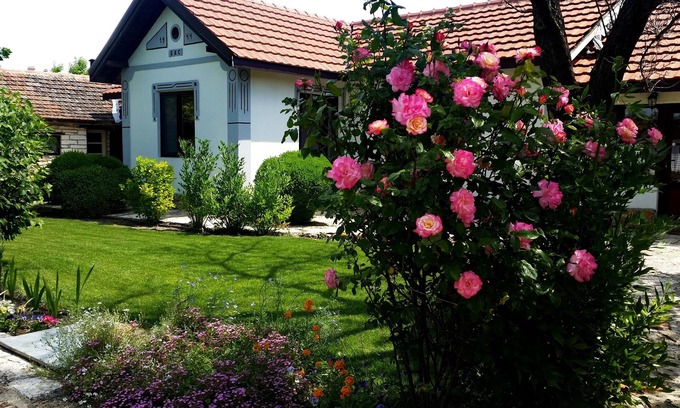 Rusalka Casa | Casa de construcción de piedra cerca del mar