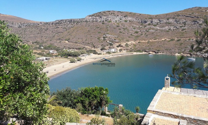 Kea Villa | Villa frente al mar construida en piedra con acceso directo a la playa de arena de Spathi,
