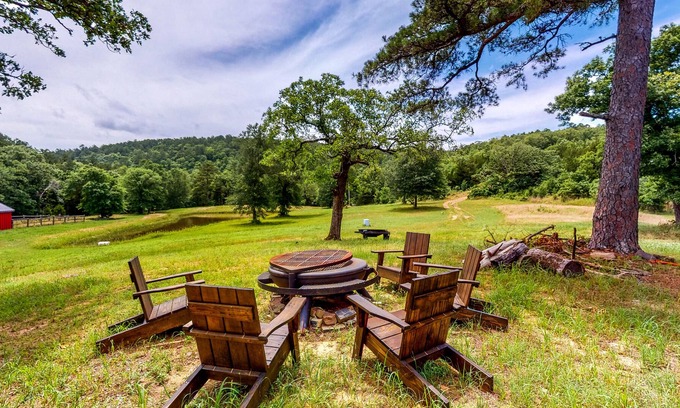 Stringtown Cabina | Stone cabin with a pond & water access - firepit, dog-friendly