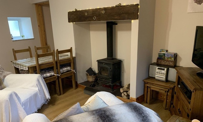 Oakford Cabaña | Stone cosy welsh cottage close to the sea