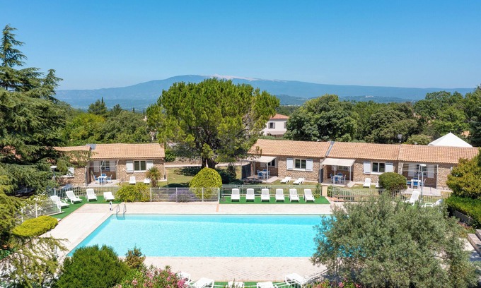 La Roque-sur-Pernes Condominio | Stone cottage in leafy residence
