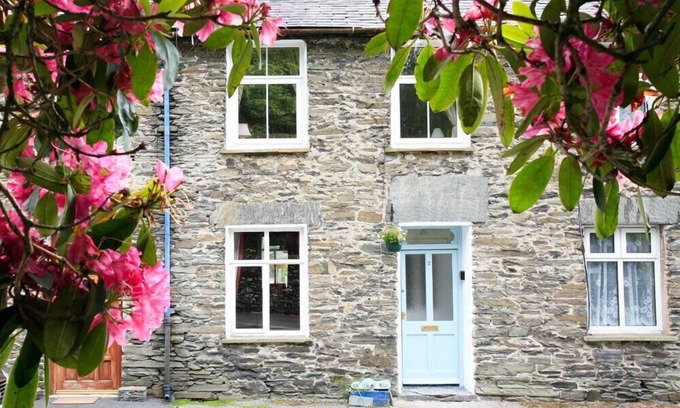 Staveley Cabaña | STONE COTTAGE AT STAVELEY, pet friendly, with open fire in Windermere