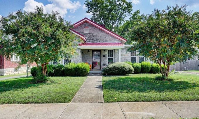 Fayetteville Casa | Stone Cottage near the downtown square of Fayetteville TN