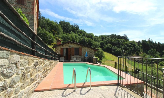 Papiano di Stia Villa | Casa de piedra en posición panorámica con vistas al valle de Casentino, piscina privada, 2 dormitorios y 2