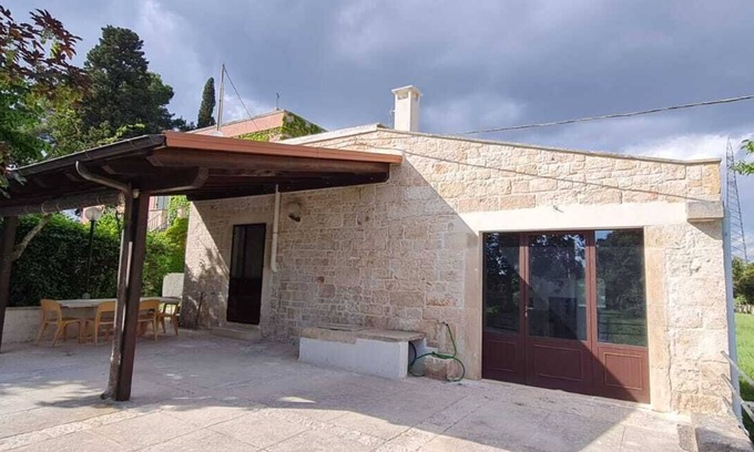 Putignano Cabaña | Stone farmhouse surrounded by greenery with shared pool