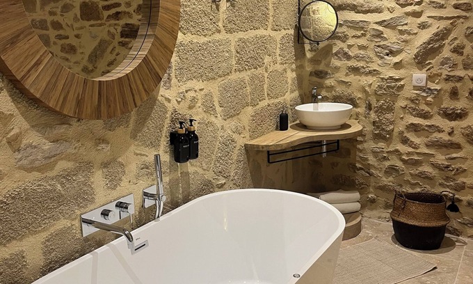 Saint-Quentin-la-Poterie Apartamento | Stone-built cocoon in the center of the village, roof terrace and whirlpool bath