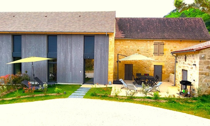 Saint-Vincent-de-Cosse Casa | Stone house with private terrace & enclosed garden, near Dordogne river