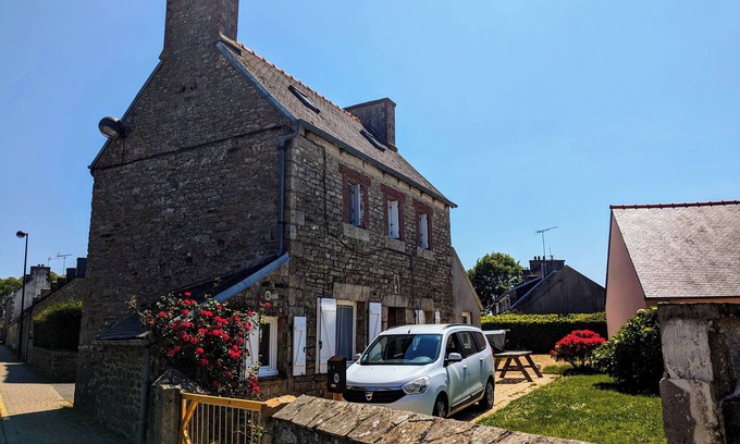 Ploumilliau Casa | Stone house 60 m2 with garden in the town center near the beaches